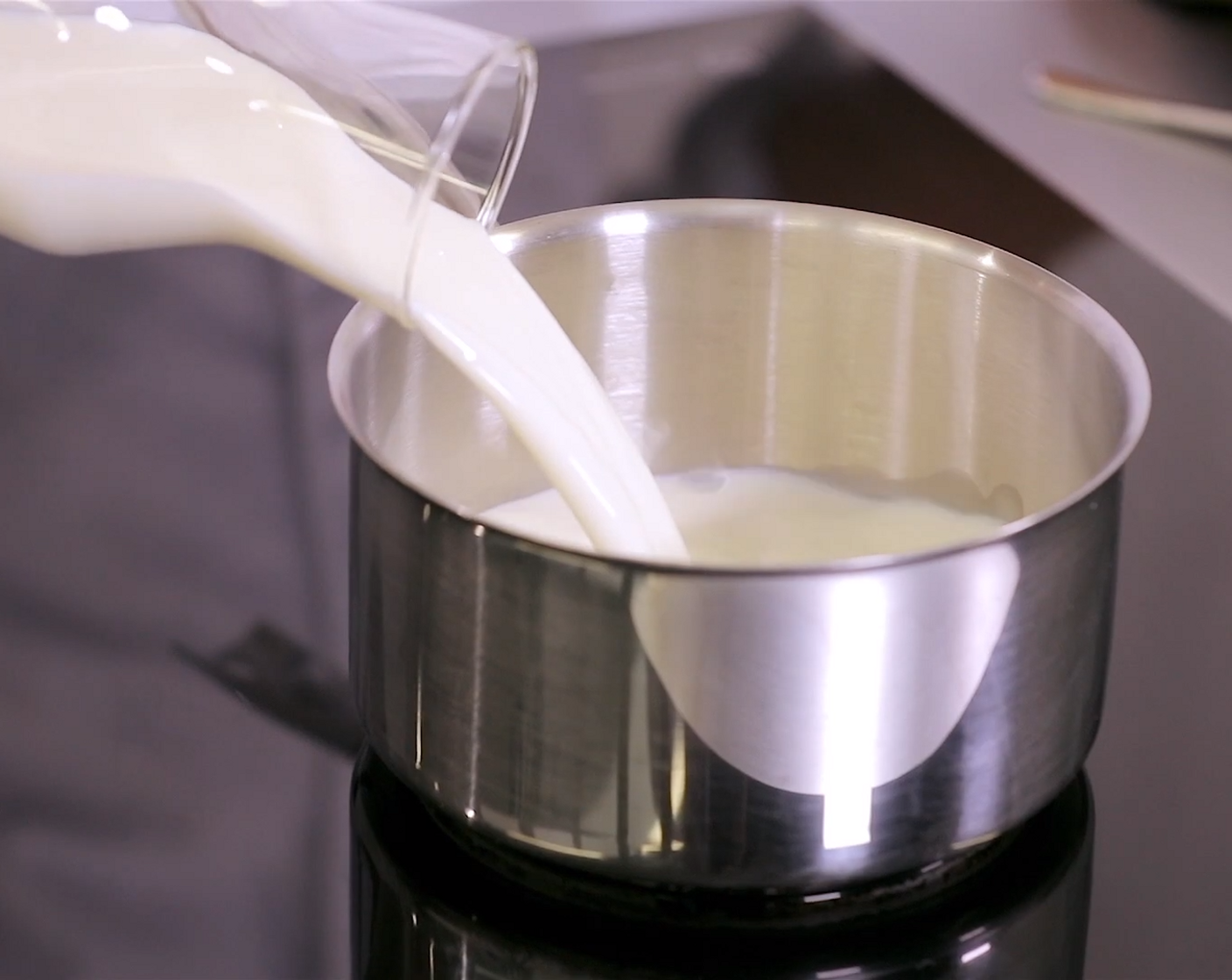 Schritt 1 Milch (400 ml) und Salz (nach Bedarf) in eine Pfanne geben und kurz aufkochen. Reis (80 g) beigeben und unter gelegentlichem Rühren auf kleiner Stufe köcheln lassen, bis er gar ist. Danach den Milchreis auskühlen lassen.