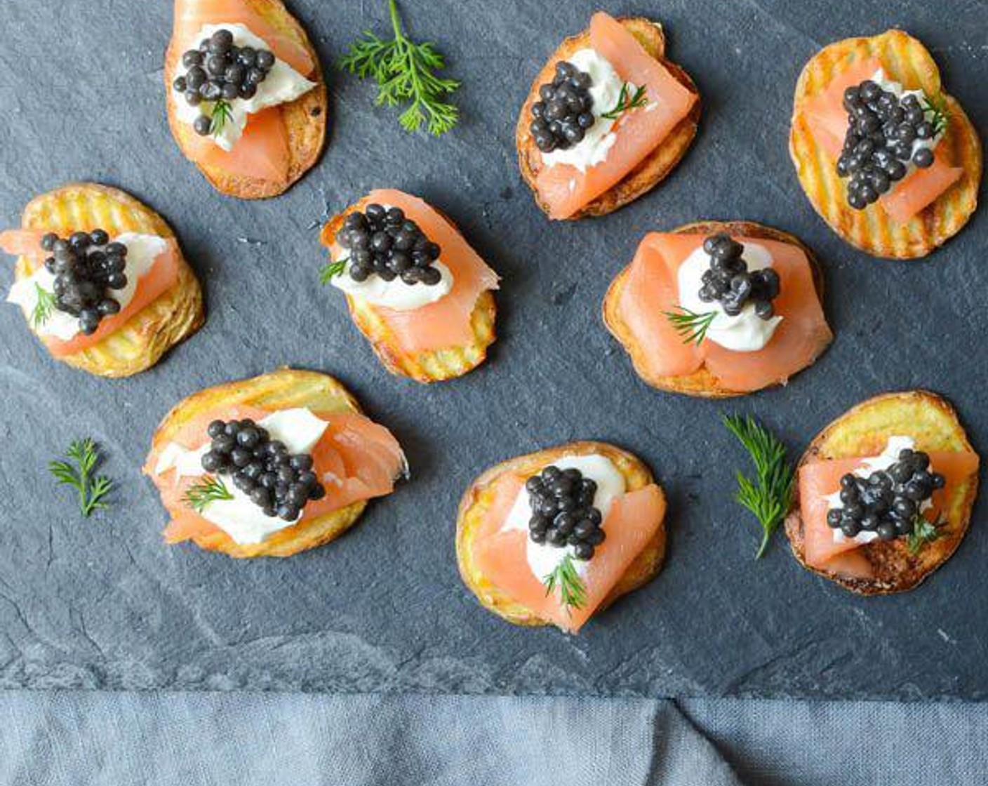 Knusprige Kartoffel Häppchen mit Lachs und Kaviar
