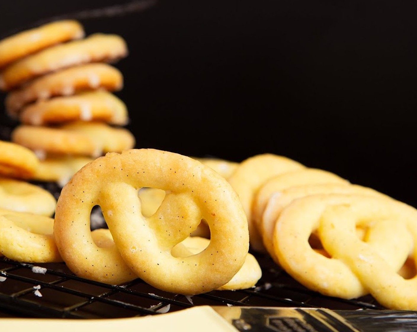 Vanille Brezel aufgespritzt mit dem Spritzbeutel