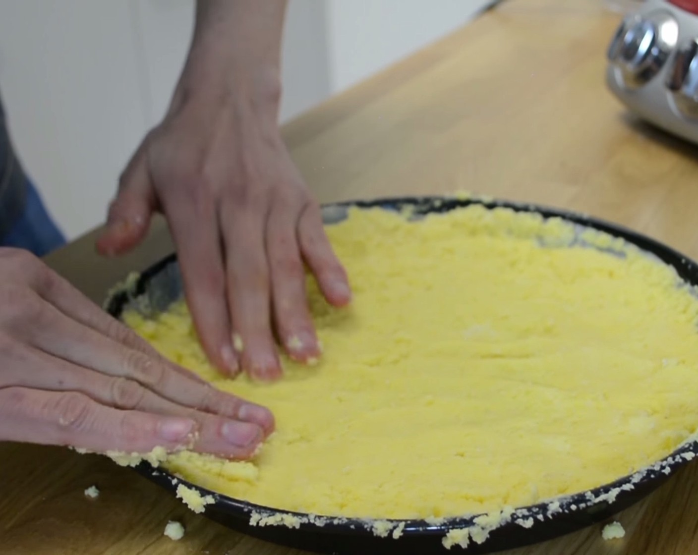 Schritt 5 Ein Kuchenblech mit Backpapier auslegen. Die Masse auf das vorbereitete Blech verteilen und glattstreichen.