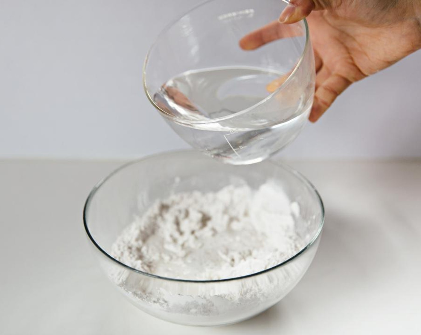 Schritt 6 In einer anderen Schüssel warmes Wasser (wenig) und Reismehl (250 g) verrühren.