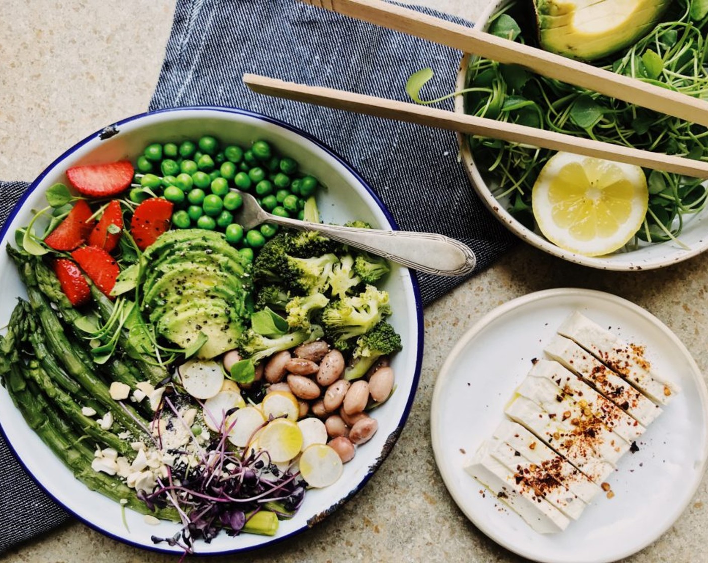 Salat-Spargel-Bowl mit mariniertem Tofu und Zitronen-Dressing