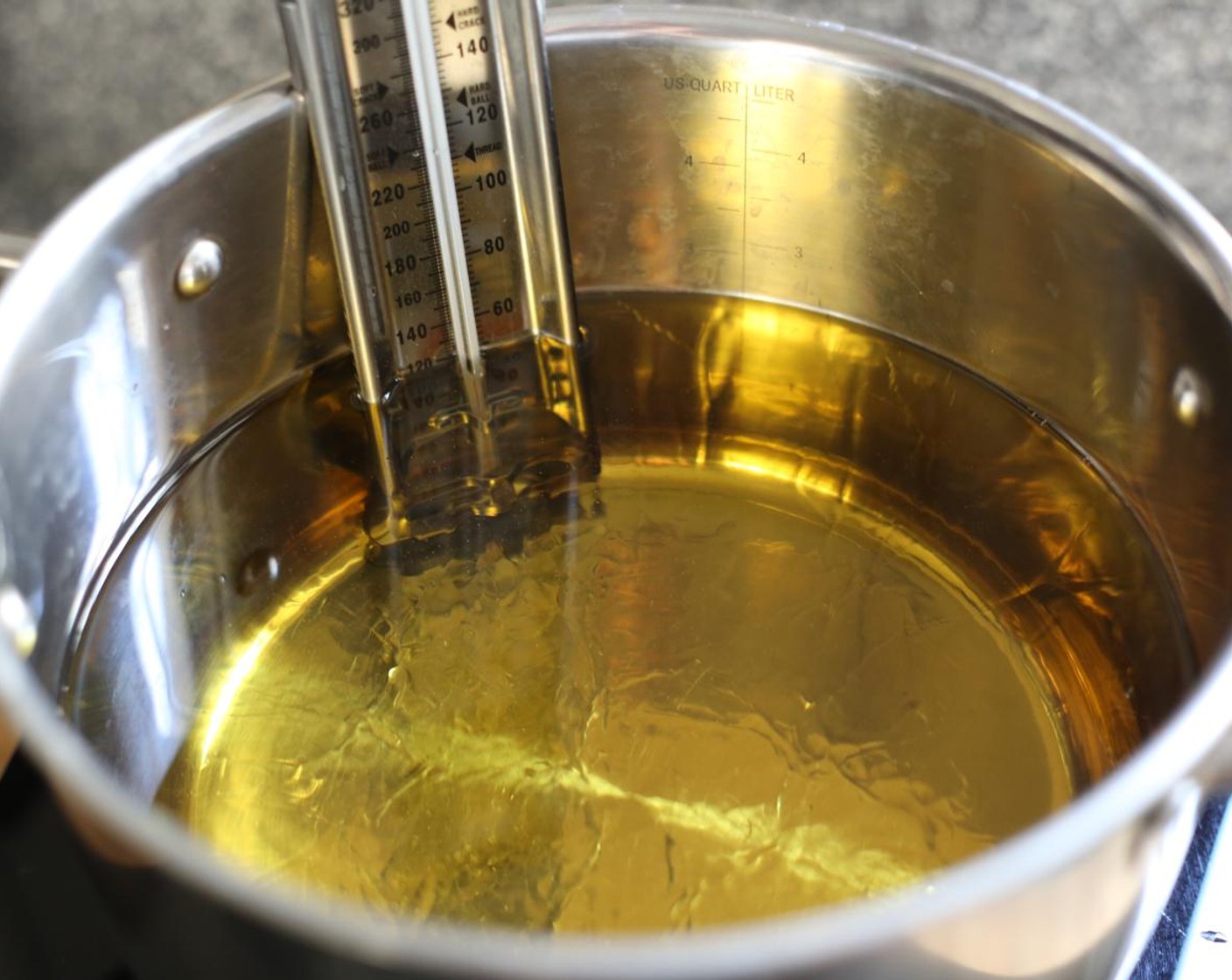 Schritt 8 Kochöl (nach Bedarf) in einem grossen Topf bei mittlerer Hitze erhitzen, bis es 175 °C erreicht.