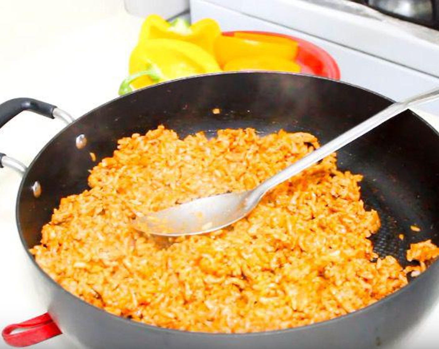 Schritt 5 Reis (280 g) einrühren. Tomatensauce (225 g) hinzufügen und alles miteinander vermengen.