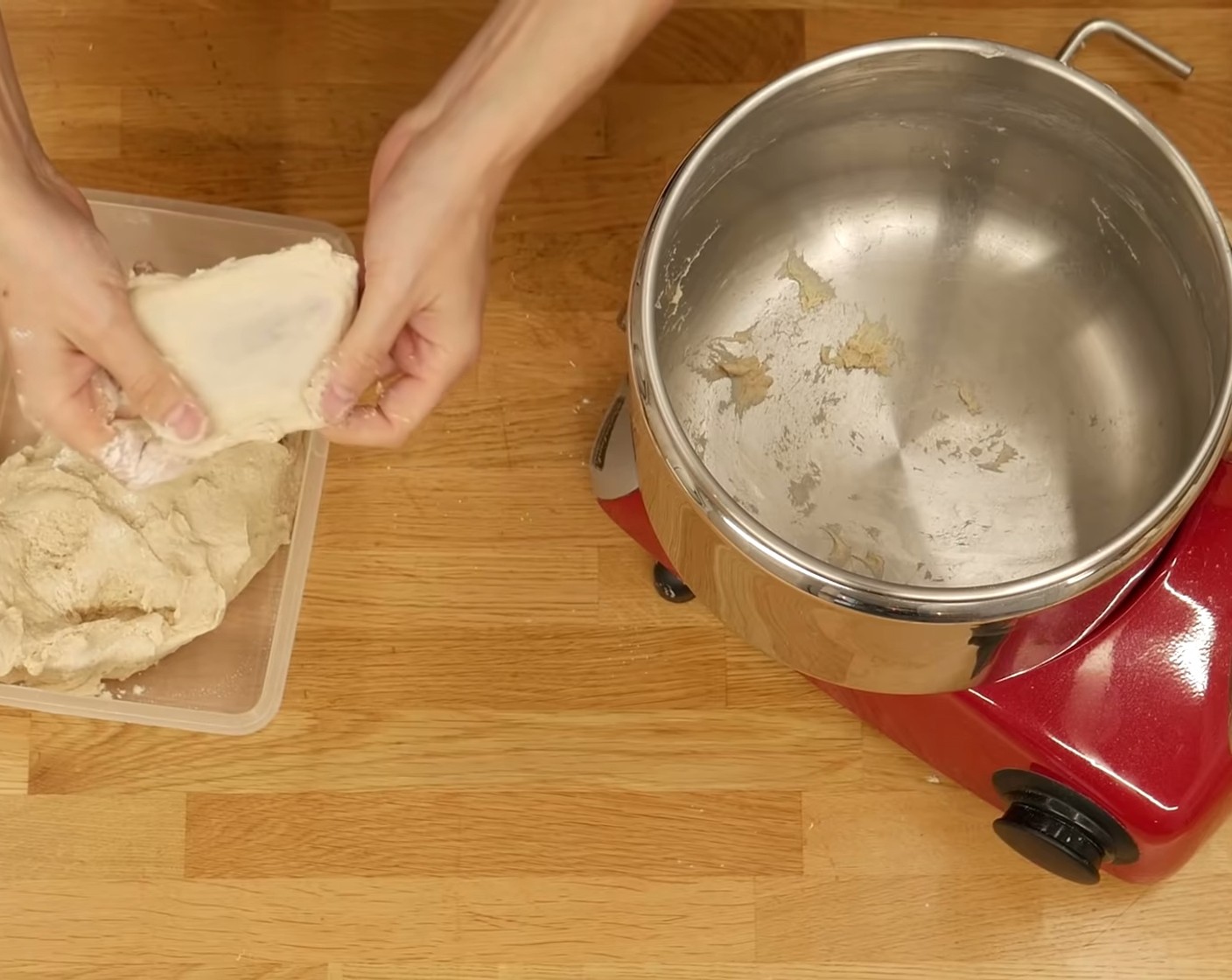 Schritt 2 Die gestampften Kartoffeln mit den restlichen Zutaten; Halbweissmehl (300 g), Ruchmehl (220 g), frische Hefe (4 g), Buttermilch (80 g), Salz (2 Teelöffel) und Wasser (210 g) in die Küchenmaschine geben und auf kleiner Stufe zu einem Teig kneten. Sobald sich langsam ein Teig bildet, das restliche Wasser (50 g) nach und nach dazugeben und weiter kneten bis ein schöner Teig entsteht, der die Fensterprobe besteht.