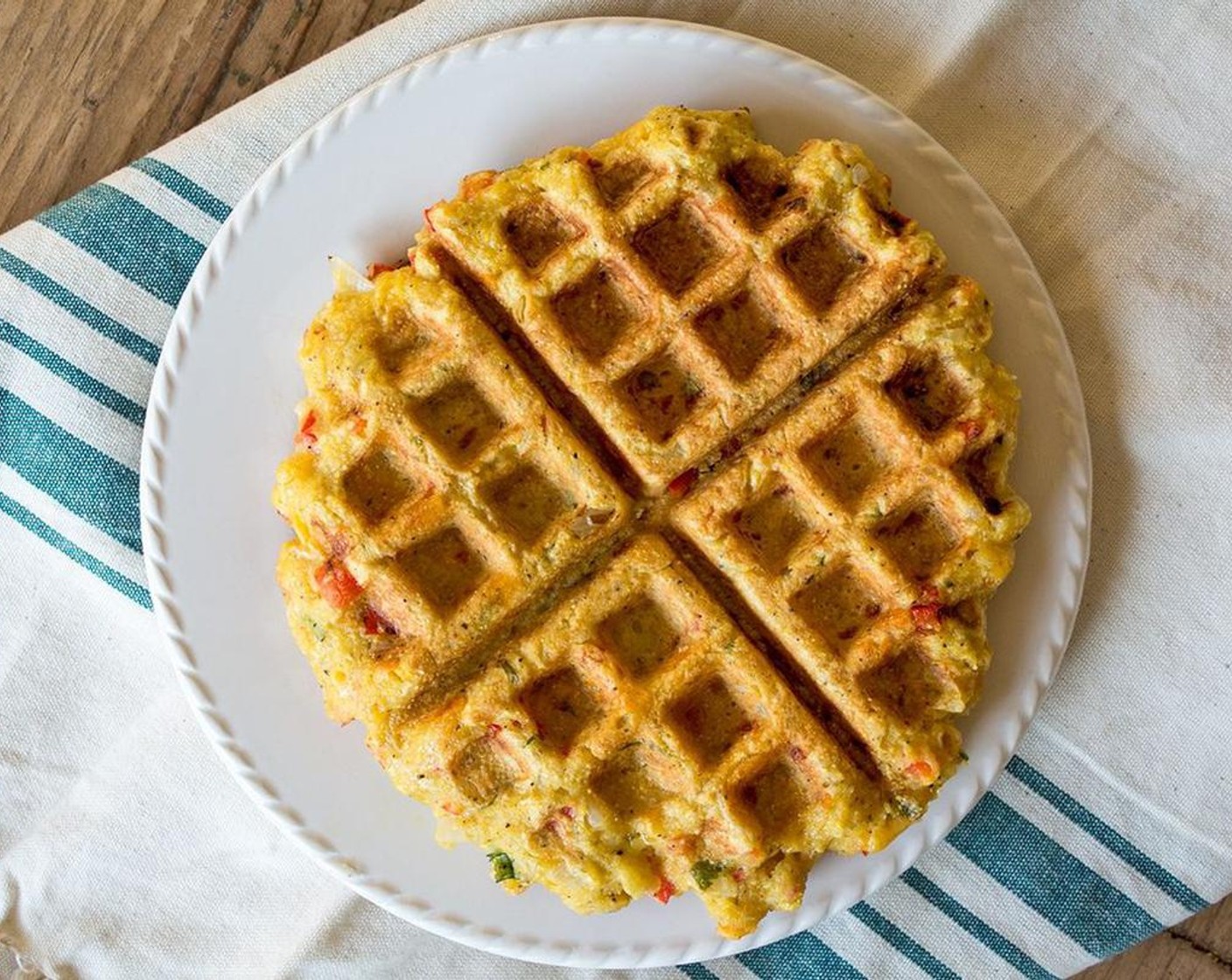 Schritt 4 Sobald das Waffeleisen heiss ist, mit Kochspray (wenig) besprühen. Dann eine Portion des Teigs in das Waffeleisen geben und backen, bis die Waffel goldbraun und leicht knusprig ist.