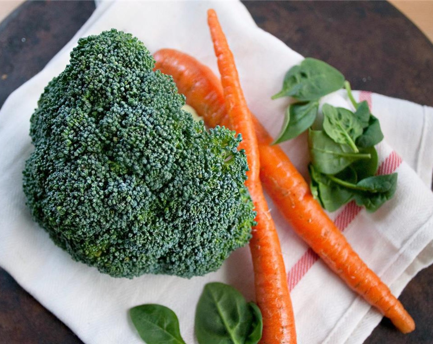 Schritt 1 Broccoli (1 Kopf) und geschnittene Karotten (2) dämpfen, bis sie gerade weich sind. Sobald sie gar sind, für die spätere Verwendung beiseitestellen.