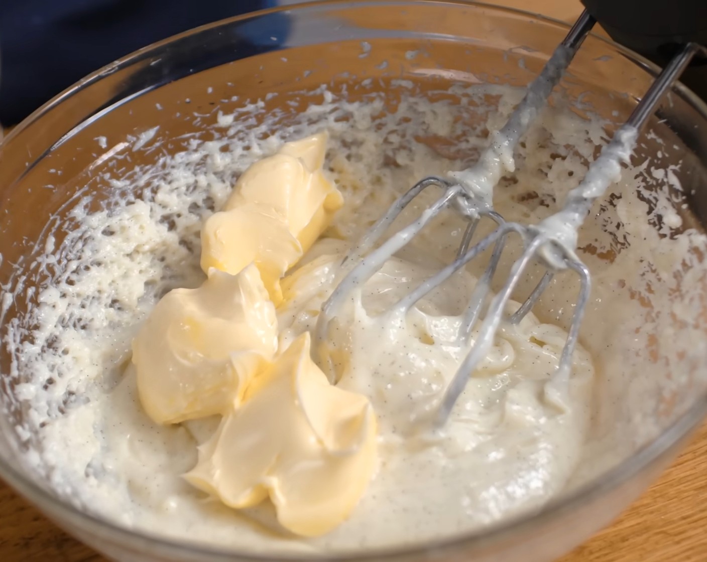 Schritt 13 Den Vanillepudding aufschlagen und die weiche Butter (200 g) in drei Intervallen dazugeben.