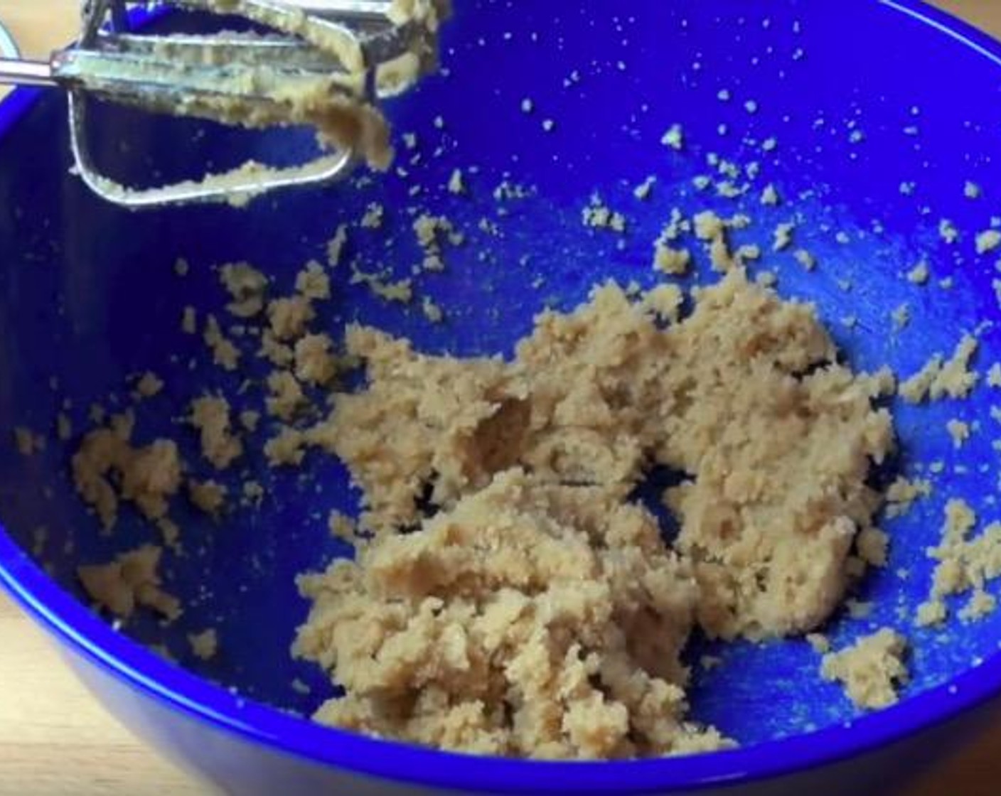 Schritt 1 Butter (75 g) zusammen mit Zucker (90 g), braunen Zucker (110 g) und Vanille (1 TL) in eine Rührschüssel geben und mit einem Mixer schaumig schlagen.