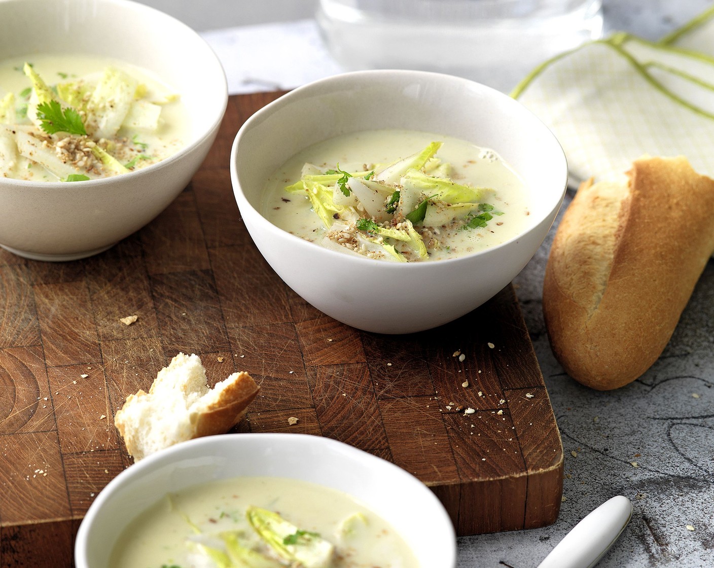 Chicoréesuppe mit Sesam und Koriander