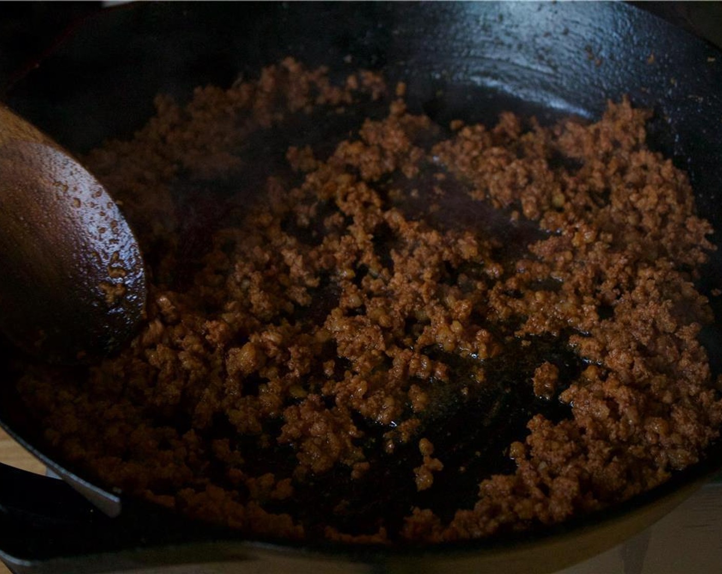 Schritt 4 Chorizo (1) bei mittlerer Hitze kurz anbraten. Dann das Fett abtropfen lassen und die Wurst in einer gusseisernen Pfanne noch mal 8 bis 10 Minuten knusprig anbraten.