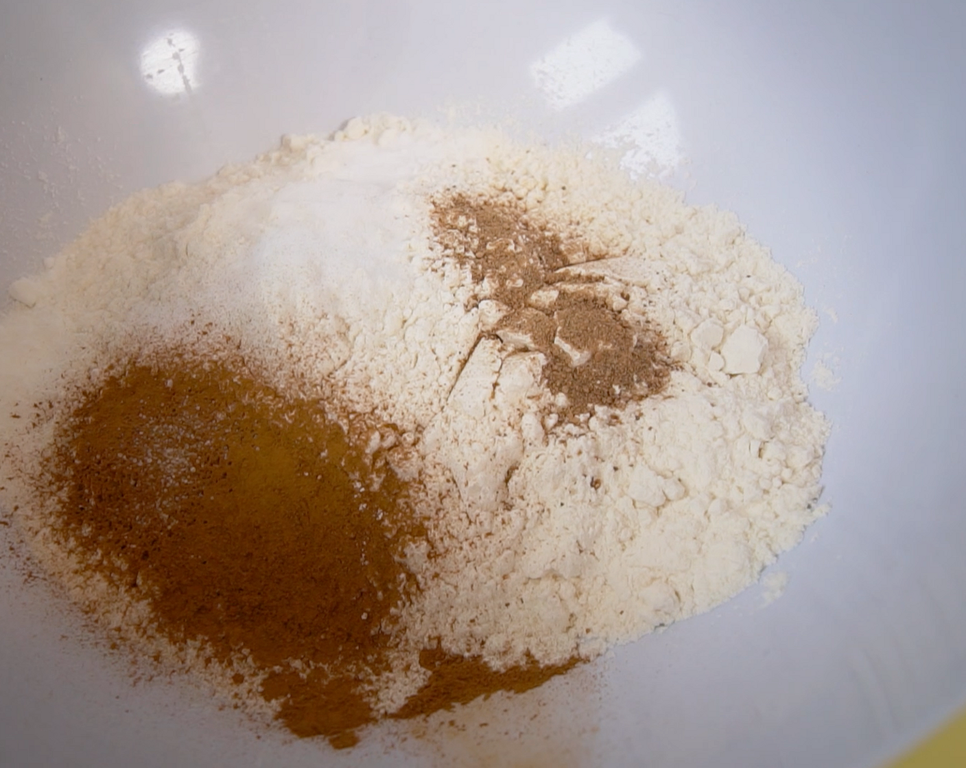 Schritt 2 Teig: Mehl (220 g), Natron (2 Teelöffel), Backpulver (nach Bedarf), Salz (1 Pr.), Zimt, gemahlen (2 Teelöffel) und Muskat (1 Pr.) in einer Schüssel mischen.