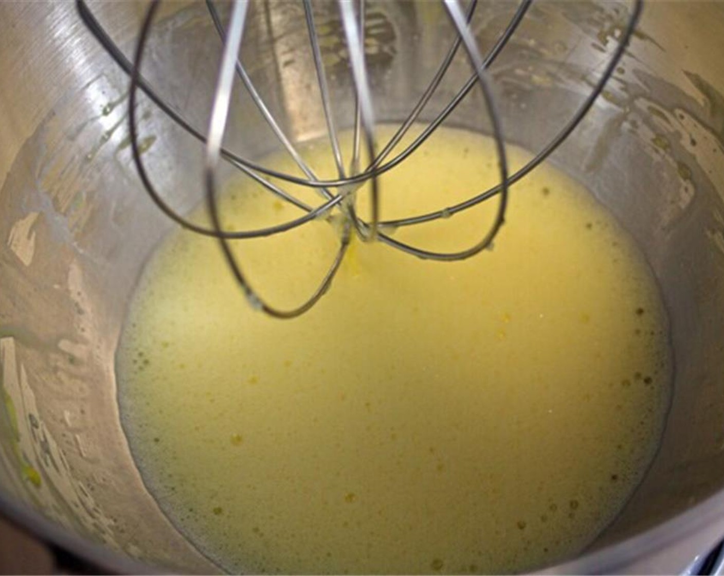 Schritt 5 In der Schüssel eines Standmixers Eier (3) etwa 4 Minuten schaumig rühren. Nach und nach erst Zucker (150 g), dann die restliche Butter (25 g) und Vanille-Extrakt (2 Teelöffel) einrühren.