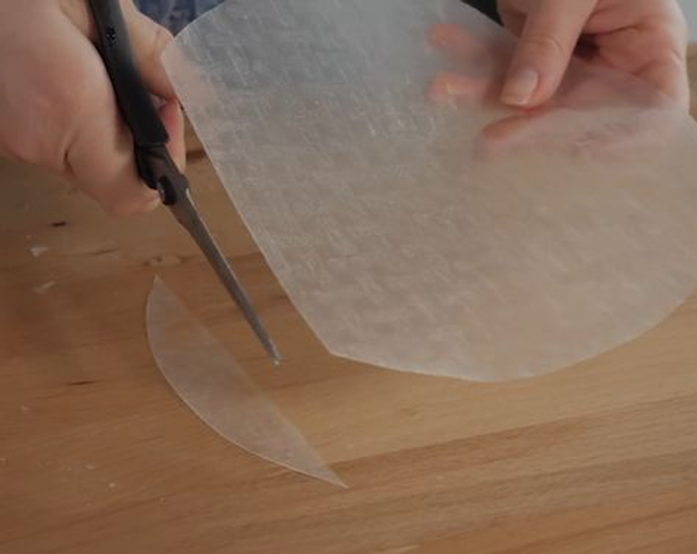 Schritt 1 Reispapier (8 Stück) nacheinander für einen kurzen Moment in eine Schüssel mit Wasser tauchen, damit es etwas weicher wird. Dann das Reispapier mit einer scharfen Schere in Streifen schneiden, die so dick sind wie eine Scheibe Speck.
