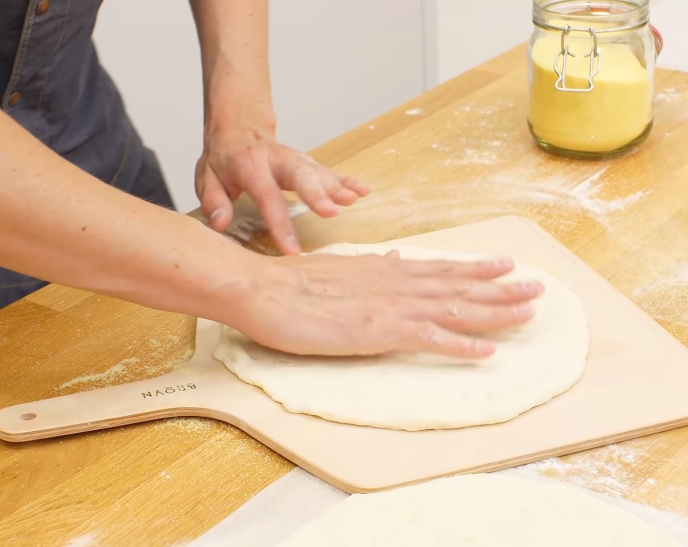 Schritt 13 Im Anschluss, die geformten Pizzaböden entweder auf ein Backpapier oder auf eine mit Hartweizengriess bestreute Pizzaschaufel legen.