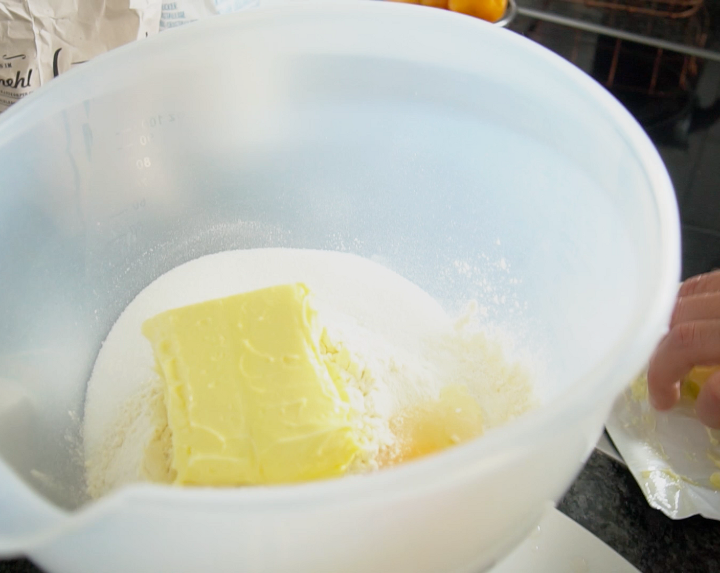 Schritt 1 Teig: Mehl (300 g), Zucker (100 g), Butter (220 g), Ei (1) und Salz (1 Pr.) zu einem glatten Teig kneten, 20-30 Minuten kühl stellen.