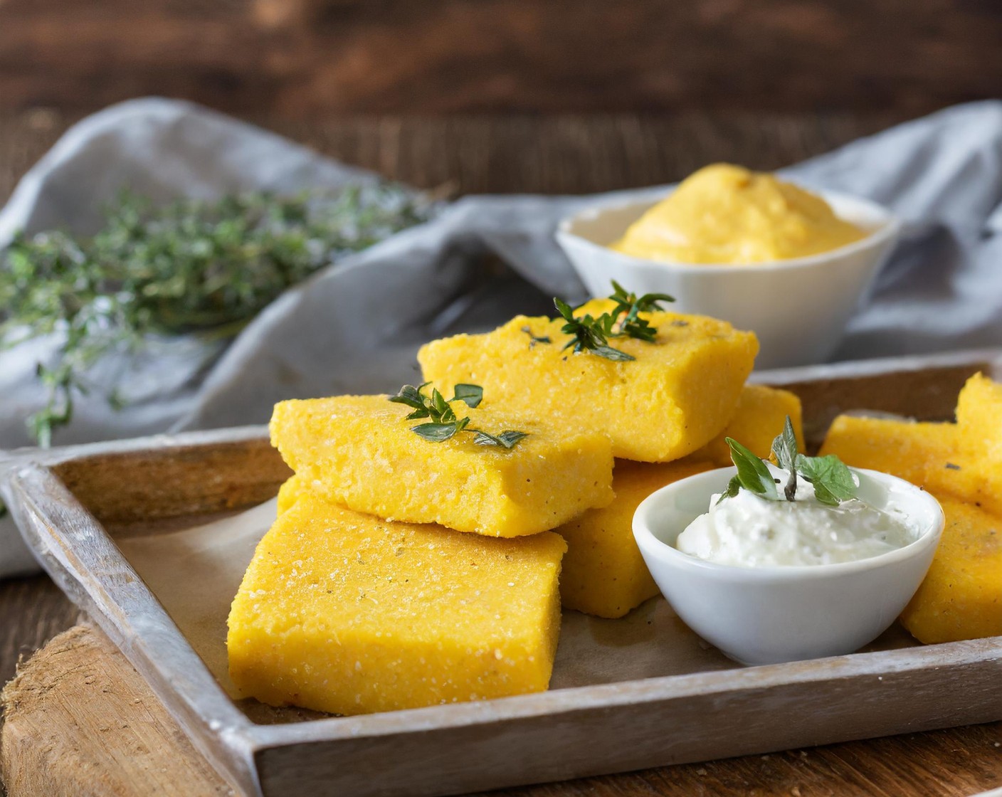 Schritt 8 Die gebratenen Polentaschnitten mit einem frischen Salat und Quark-Dip servieren.