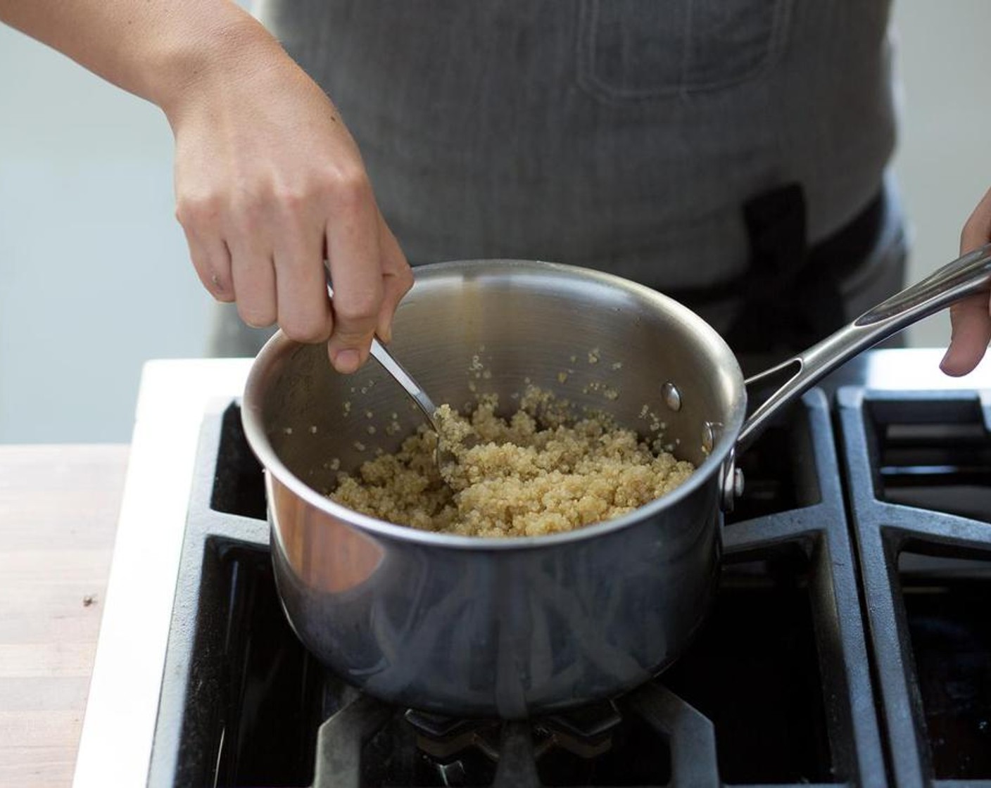 Schritt 1 In einem kleinen Topf Wasser (360 ml) bei mittlerer Hitze zum Kochen bringen. Quinoa (115 g) hinzufügen, Hitze reduzieren, abdecken und etwa 20 Minuten köcheln lassen. Vom Herd nehmen, mit einer Gabel auflockern und bis zum Anrichten warm halten.
