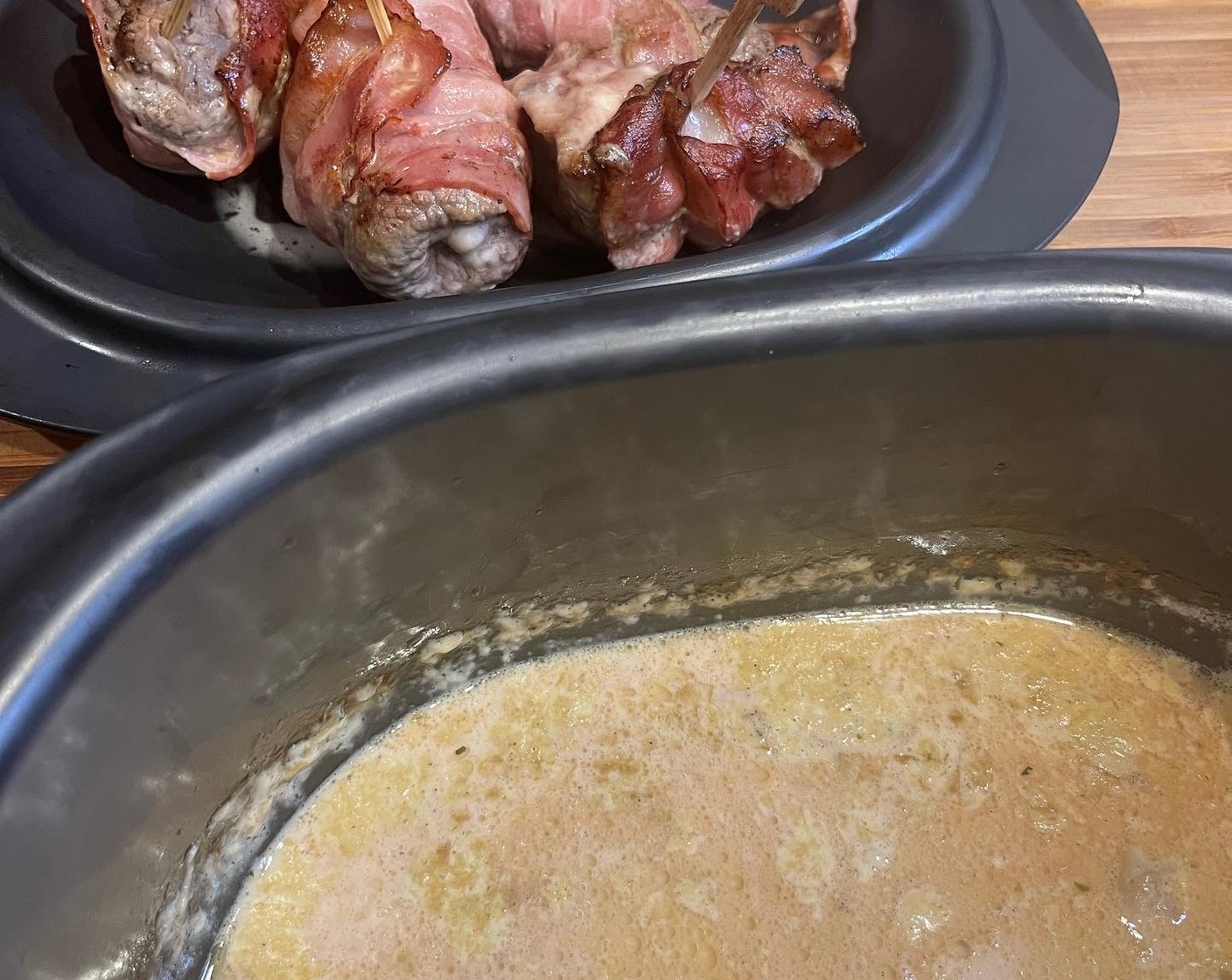 Schritt 8 Nach der Reduktion die Kräuter entfernen, den Rahm (200 ml) dazugeben, etwas erwärmen, mit Pfeffer (wenig) abschmecken und zum Fleisch im Schmortopf geben, für 60 Minuten im vorgeheizten Ofen bei 150 °C mit Umluft schmoren.