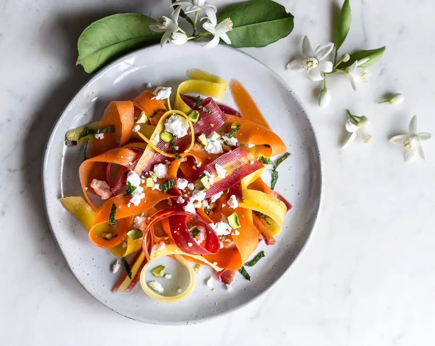 Karotten-Feta-Salat mit Pistazien und Orangenblütendressing