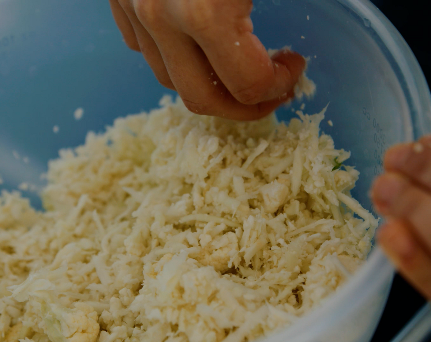 Schritt 2 Boden: Blumenkohl (500 g) mit Käse (100 g), Ei (1), Knoblauch (1 Zehe), Salz (1 TL) und Pfeffer (wenig) in einer Schüssel mit den Händen verkneten.