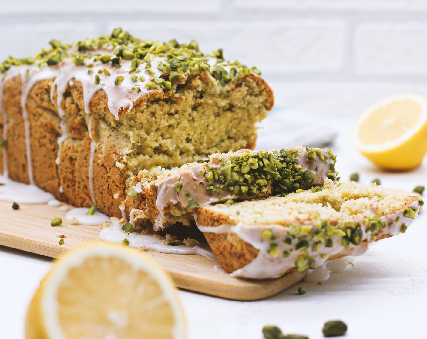 Schritt 8 Für den Guss den Zitronensaft (1) zum Puderzucker (150 g) geben und zu einer glatten Masse rühren. Zitronenguss über den Kuchen geben und mit gehackten Pistazie (1 Handvoll) garnieren.