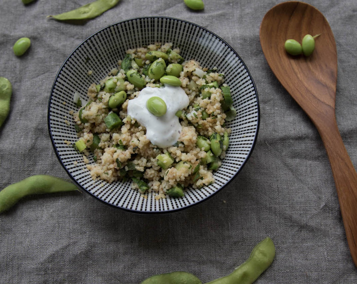 Couscous mit Edamame und Za'atar Dip