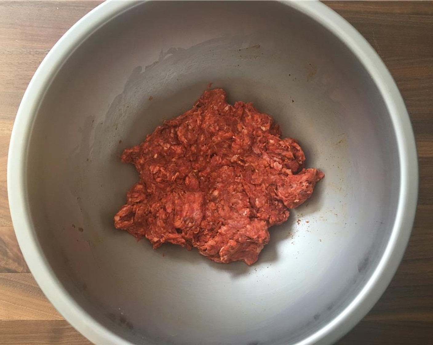 Schritt 4 Das Hackfleisch (455 g) mit Chili (2 Esslöffel), Sojasauce (2 Esslöffel), Salz (wenig) und einer grosszügigen Prise Pfeffer (wenig) mischen.