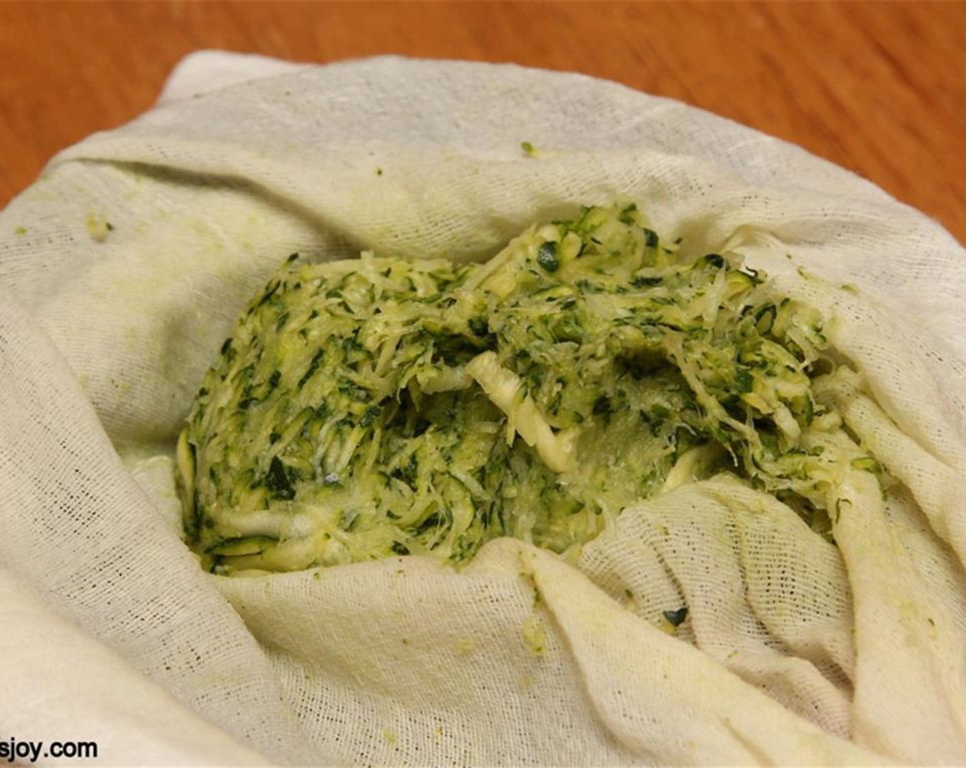 Schritt 4 Zucchini auspressen und so viel Feuchtigkeit wie möglich entfernen.
