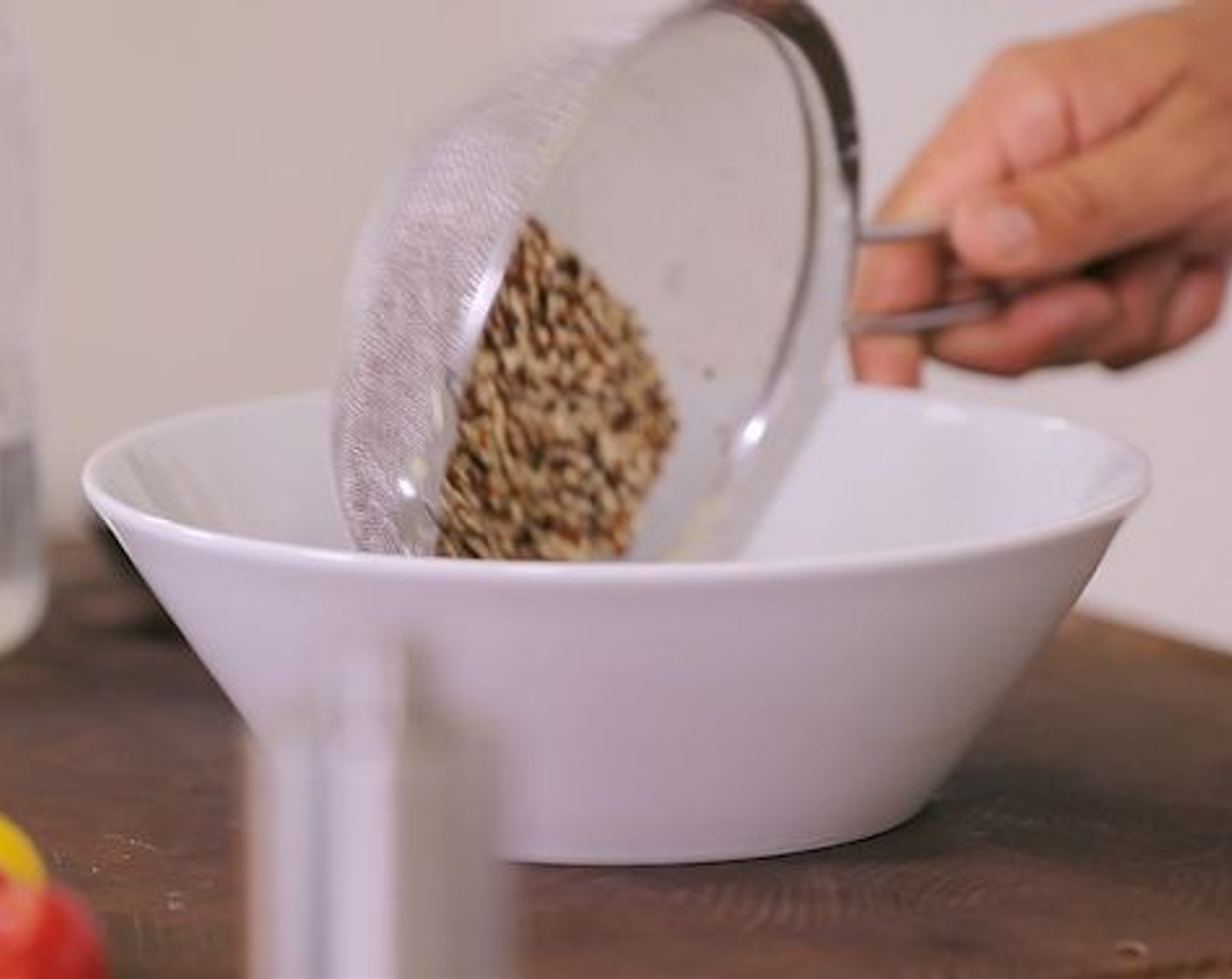 Schritt 1 Quinoa (150 g) in einem Sieb unter fliessendem Wasser waschen. Gut abtropfen lassen. Anschliessend mit Wasser (300 ml) und Salz (nach Bedarf) in den Garbehälter geben, auf dem Gitterrost in den kalten Ofen schieben.