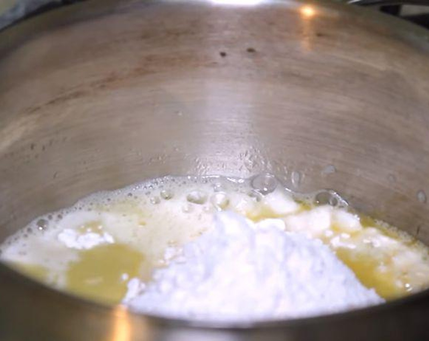 Schritt 1 Einen Kochtopf auf mittlere Hitze stellen. Wasser (240 ml), Butter (7 Teelöffel), Salz (nach Bedarf) und Zucker (1 EL) hinzufügen. Wasser zum Kochen bringen, dann das Mehl (240 ml) hinzufügen und die Hitze herunterschalten. Alles zu einer homogenen Masse verquirlen.