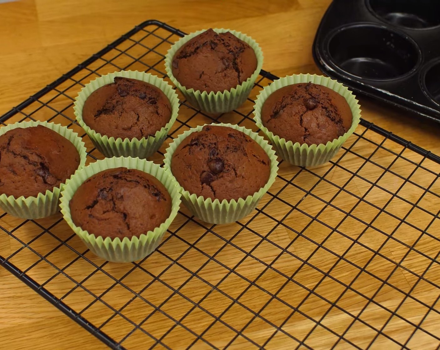 Schritt 10 Nach dem Backen die Muffins ausformen und auf einem Kuchengitter gut auskühlen lassen.