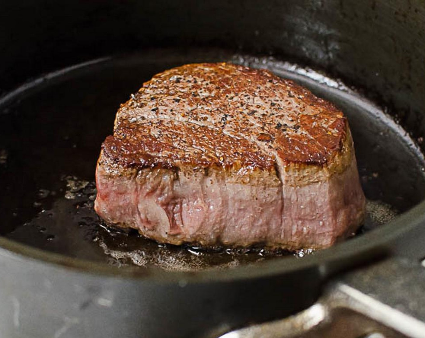 Schritt 11 Die Steaks mit einer Zange umdrehen. Weitere 1 1/2 bis 2 Minuten garen.