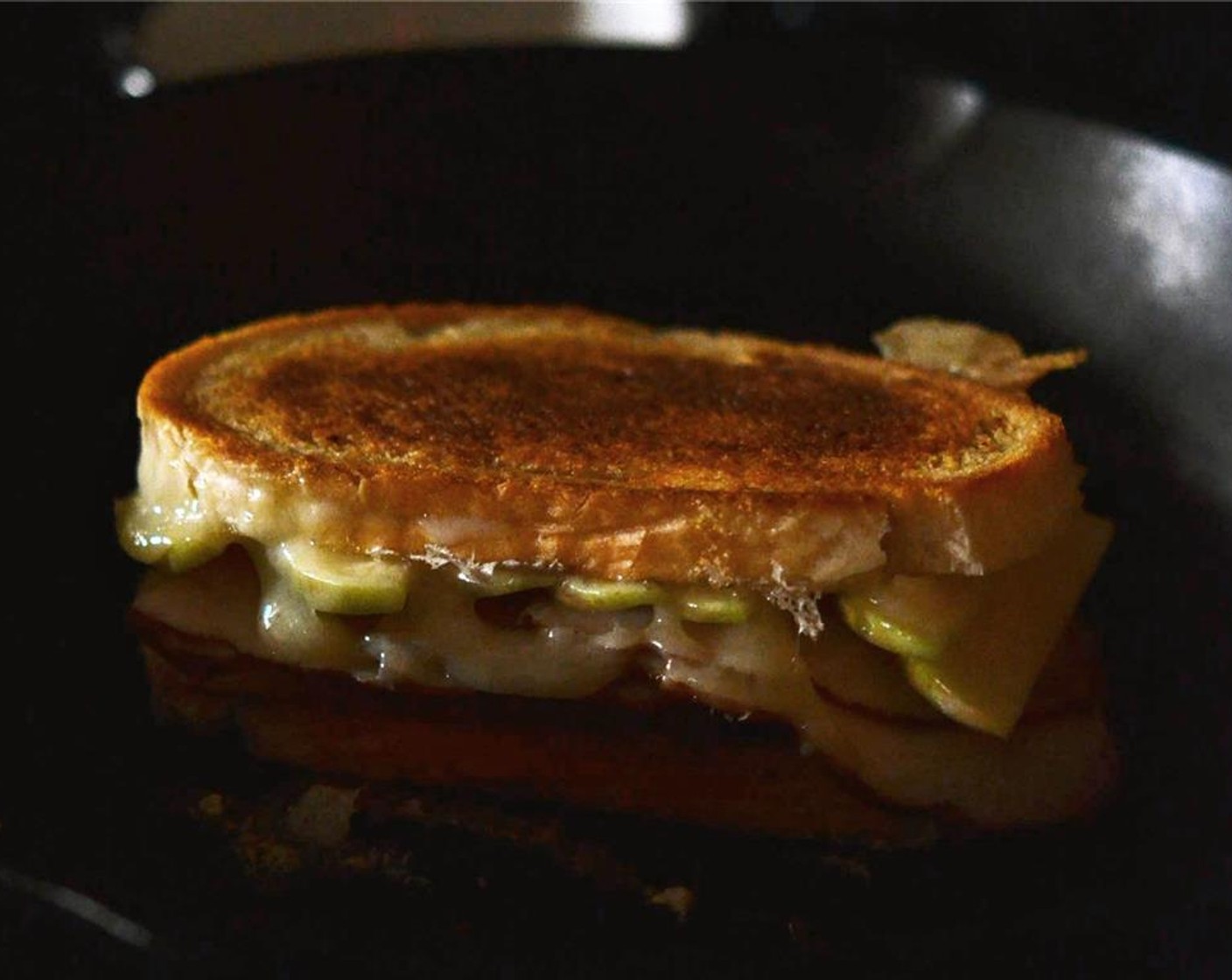 Schritt 6 Das Sandwich bei mittlerer Hitze in der Pfanne Hitze rösten, bis das Brot eine goldbraune Farbe annimmt und der Käse zu schmelzen beginnt. Das dauert etwa 5 bis 8 Minuten pro Seite. Wenn das Brot zu schnell braun wird, die Temperatur reduzieren.