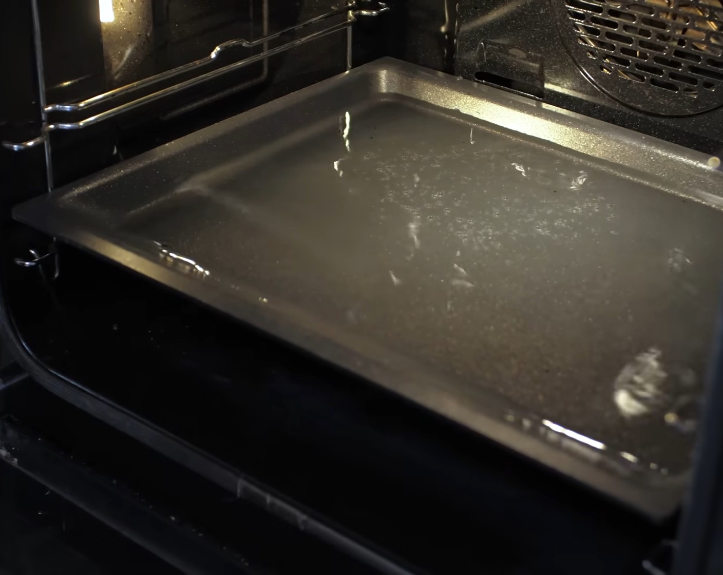 Schritt 1 Für den Keksboden, Backofen auf 180 °C Umluft vorheizen und ein mit Wasser gefülltes Haushaltbackblech in die unterste Offenrille schieben,