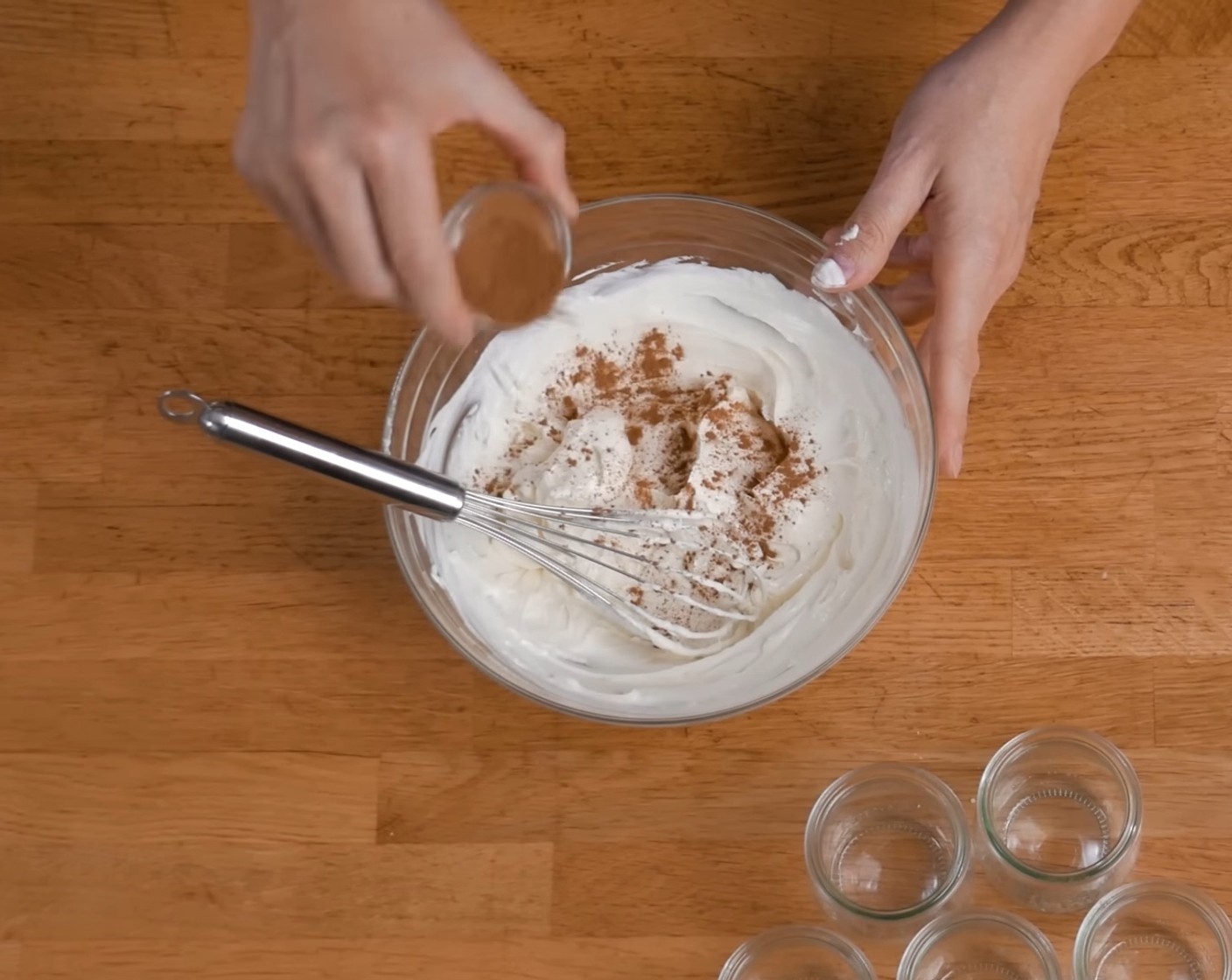 Schritt 8 Danach das Zimt, gemahlen (nach Bedarf) unter die Creme rühren und die Creme in einen Spritzbeutel geben.