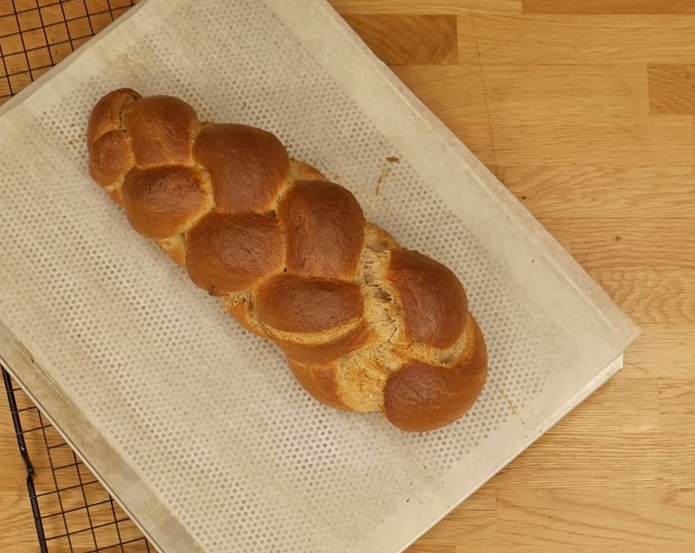 Schritt 15 Nach dem Backen den Zopf auf einem Kuchengitter auskühlen lassen.