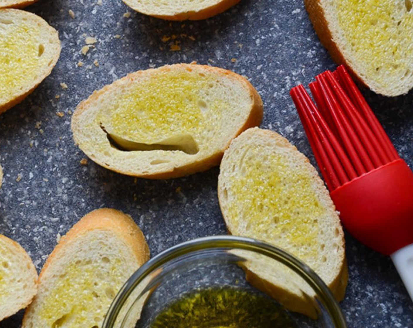 Schritt 7 Brotscheiben mit Olivenöl (4 Esslöffel) bestreichen.