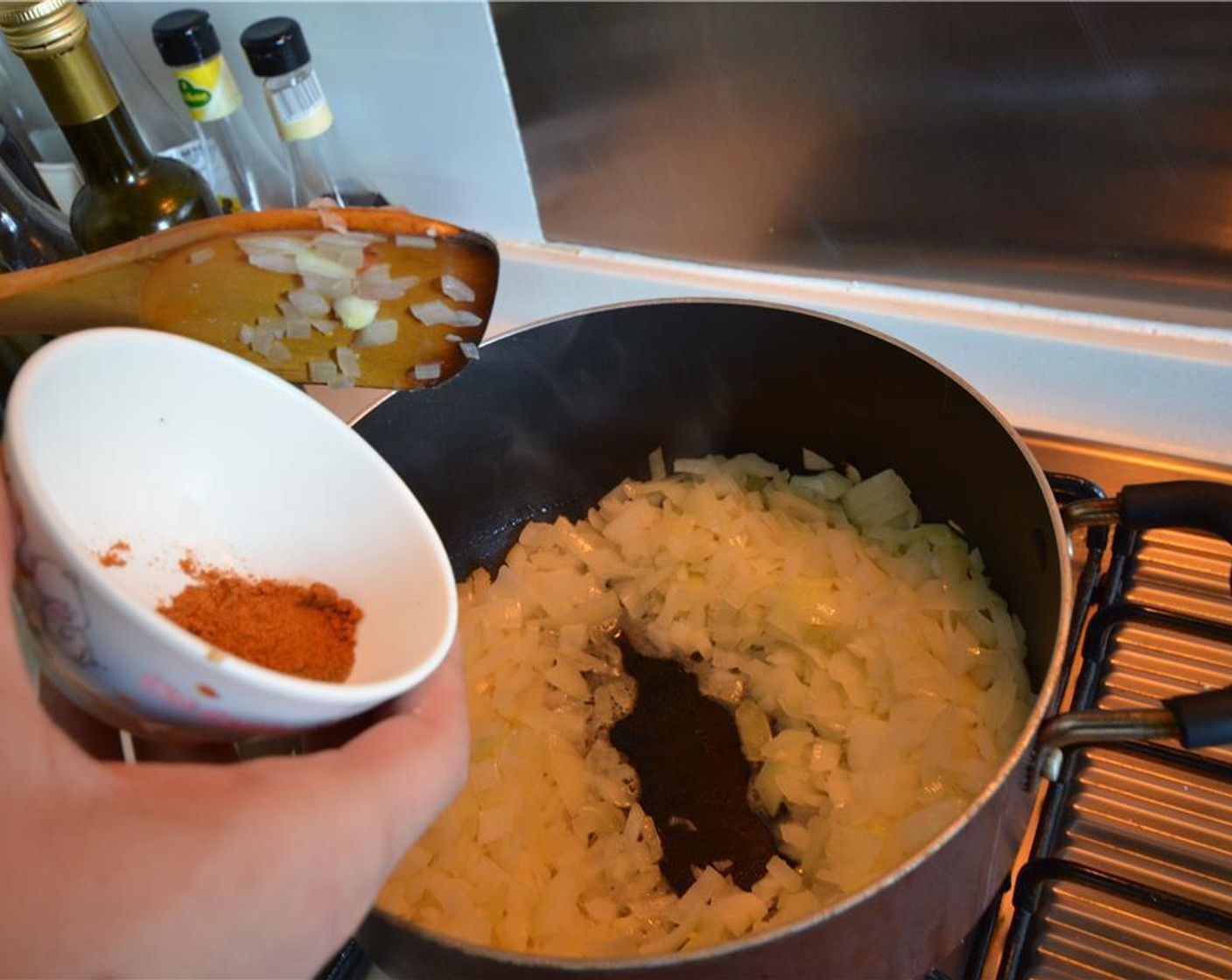 Schritt 5 Kreuzkümmel (1 TL), Chilipulver (2 Teelöffel) und Chilipfeffer hinzufügen und weitere 2 Minuten braten.