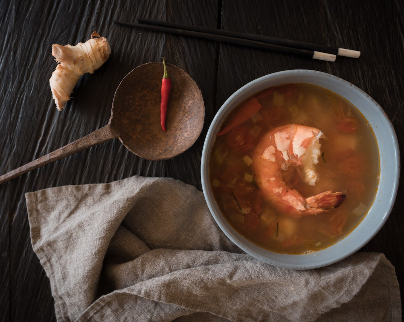 Tom Yam Gung - Scharf-Saure Thailändische Suppe mit Crevetten