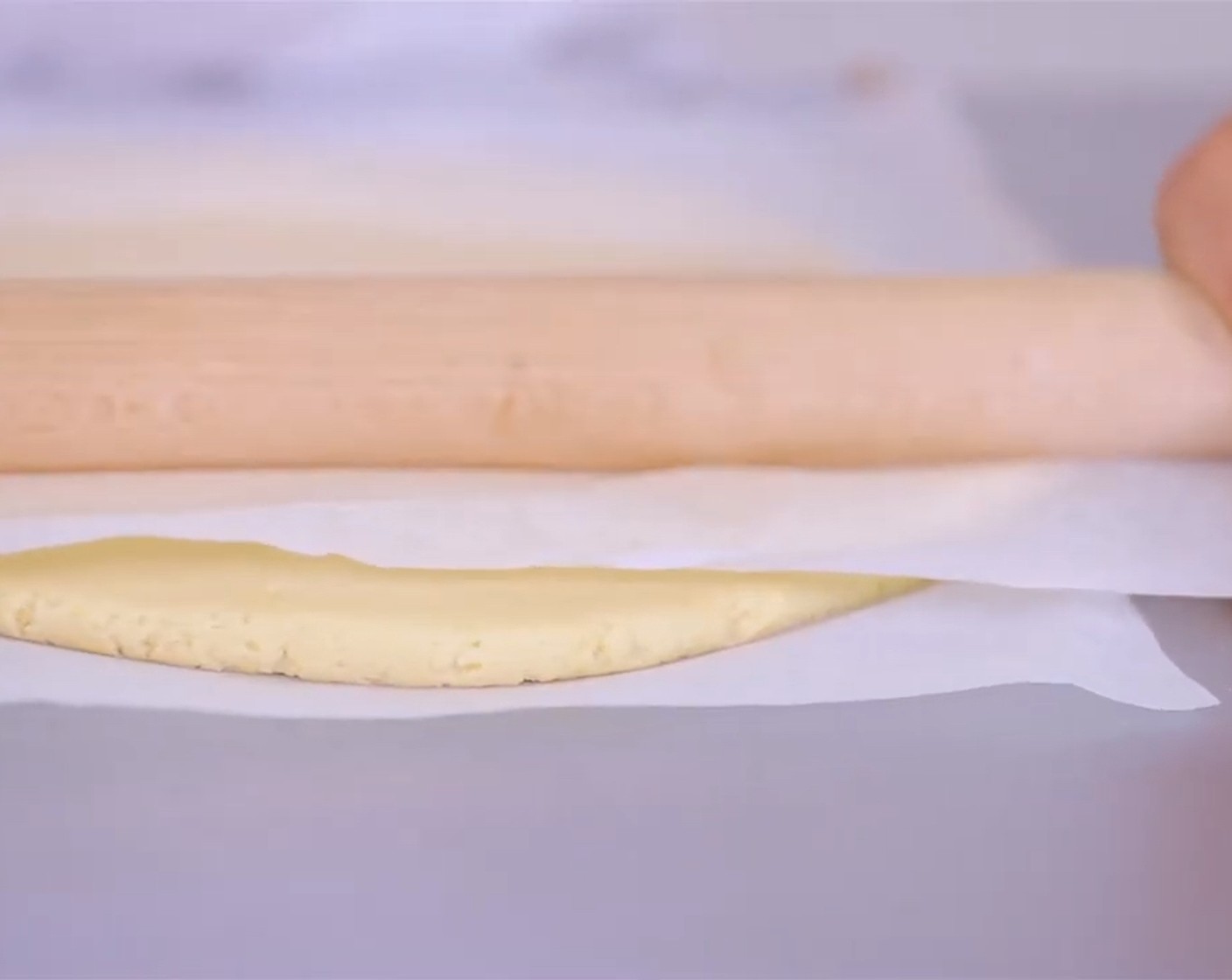 Schritt 2 Als nächstes den Teig 8–10 mm dick auswallen und mit einem Rillholz darüberrollen. Die Mailänderli ausstechen, mit Eigelb (2) bestreichen und Mailänderli für weitere 30 Minuten kalt stellen.