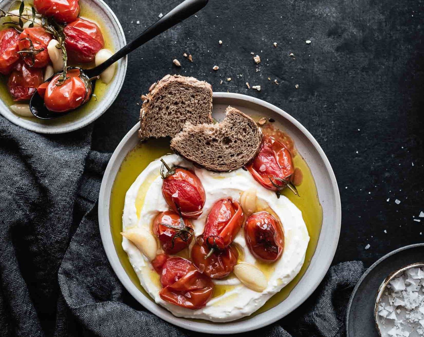 Schritt 7 Den Feta-Joghurt auf jedem Teller verteilen und mit Tomaten-Knoblauch-Confit belegen. Mit Brot (wenig) und wer mag Spiegeleiern servieren und geniessen!