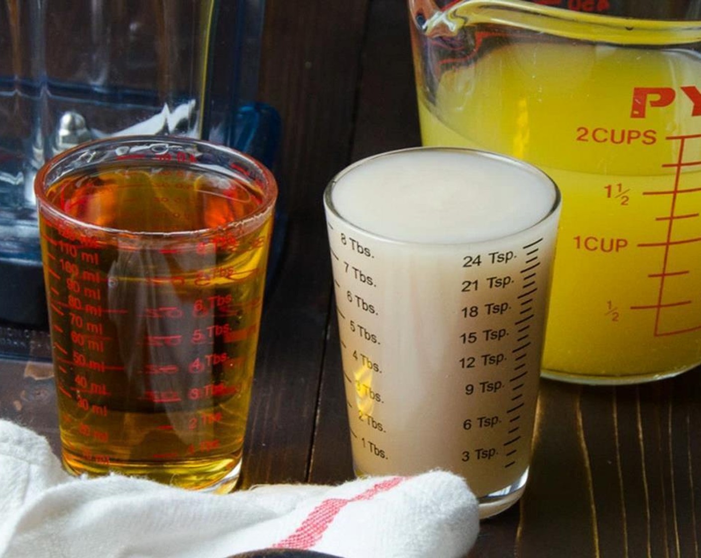 Schritt 2 Ananassaft (1 1/2 Tassen) (360 ml), Rum (120 ml) und Kokoscreme (120 ml) hinzufügen.
