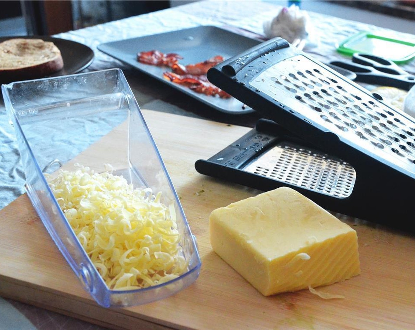 Schritt 3 Käse (120 g) reiben und beiseitelegen.
