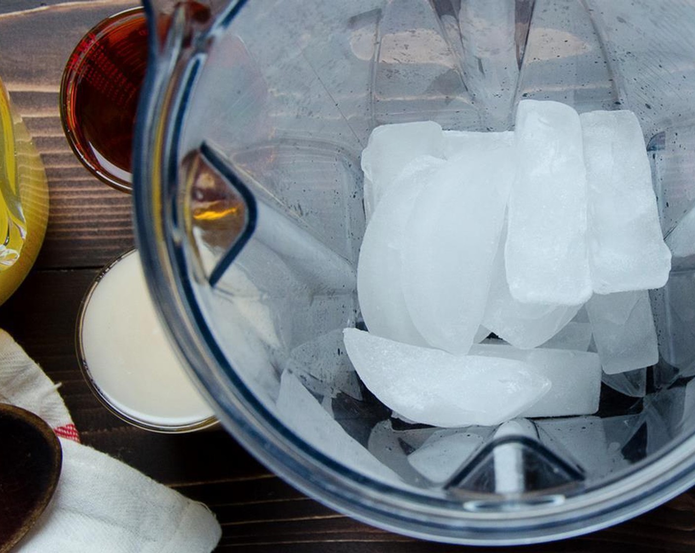 Schritt 1 Eiswürfel (3 Tassen) (420 g) in einen Mixer geben.