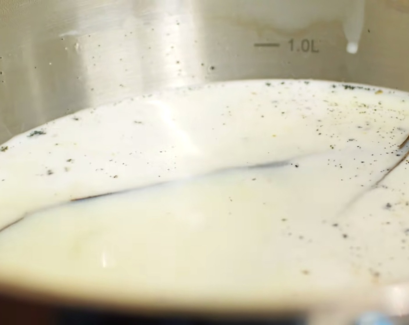 Schritt 8 Die restliche Milch (420 g) mit Zucker (140 g), Vanillemark und -schote (1) in einen Kochtopf geben und auf dem Herd aufkochen.