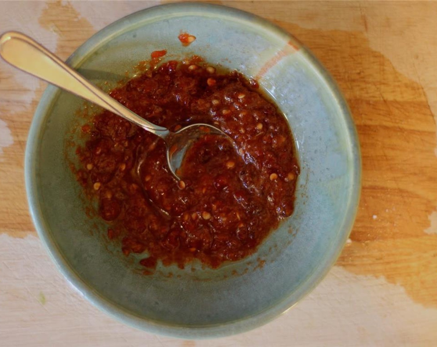 Schritt 5 Sriracha (2 Esslöffel), Ingwer (1 EL), Sojasauce (2 Teelöffel) und Sesamöl (2 Teelöffel) zu einer Paste vermengen.
